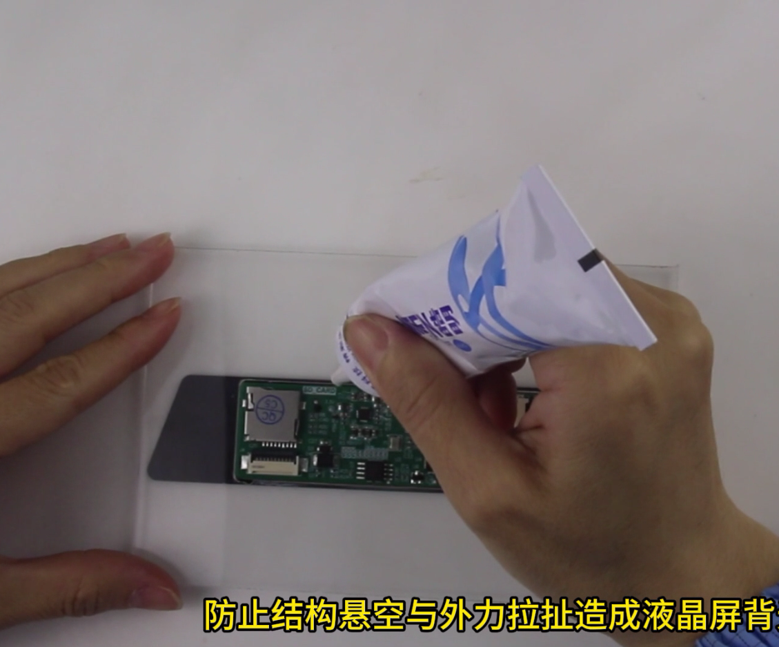 無螺絲安裝方式